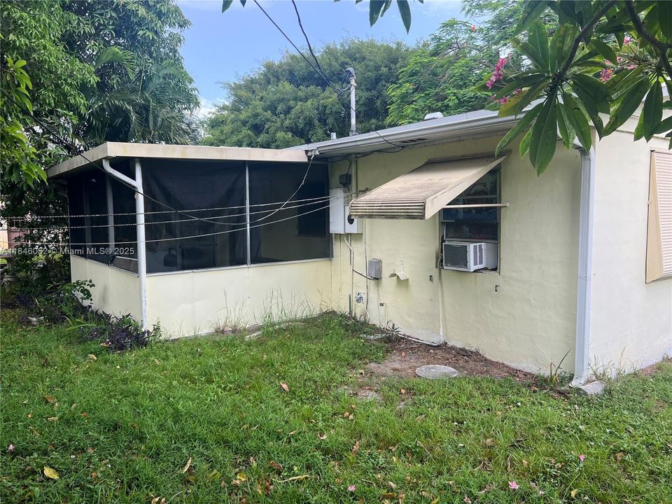 合同活跃: $289,999 (2 贝兹, 1 浴室, 893 平方英尺)