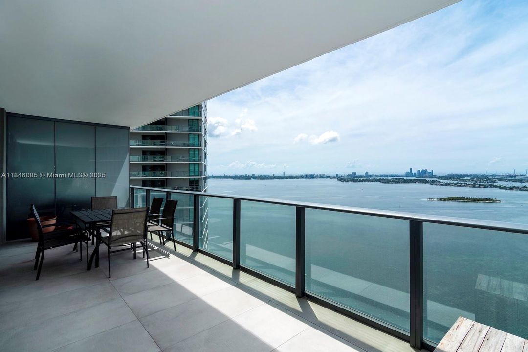 En Venta: $935,000 (2 camas, 2 baños, 1067 Pies cuadrados)