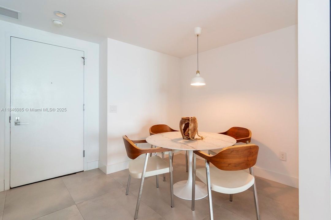 En Venta: $935,000 (2 camas, 2 baños, 1067 Pies cuadrados)