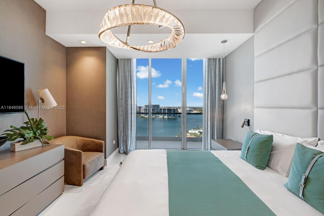 На продажу: $18,500,000 (5 спален, 5 ванн, 6735 Квадратных фут)