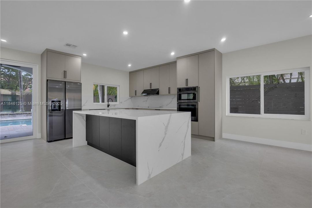 Recientemente alquilado: $9,000 (4 camas, 3 baños, 2965 Pies cuadrados)