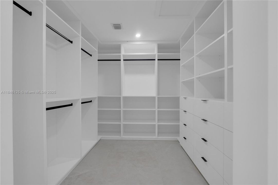 Recientemente alquilado: $9,000 (4 camas, 3 baños, 2965 Pies cuadrados)