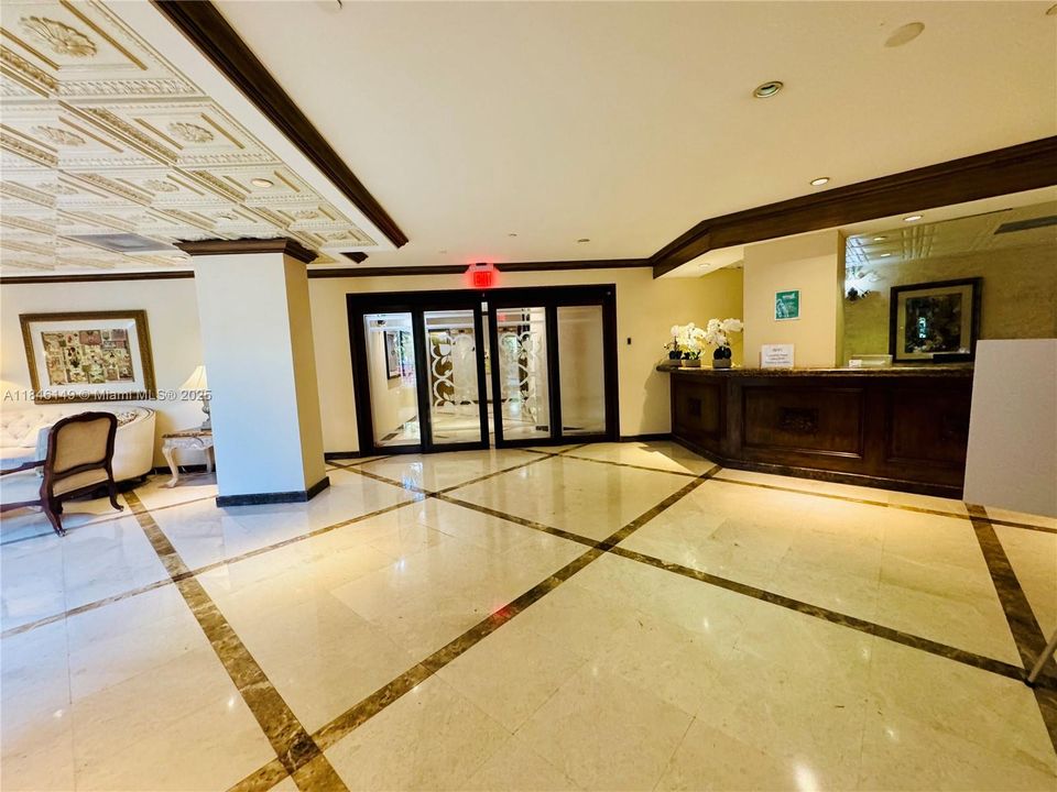 For Sale: $310,555 (2 beds, 2 baths, 1043 Square Feet)