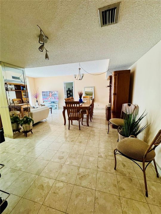 For Sale: $310,555 (2 beds, 2 baths, 1043 Square Feet)