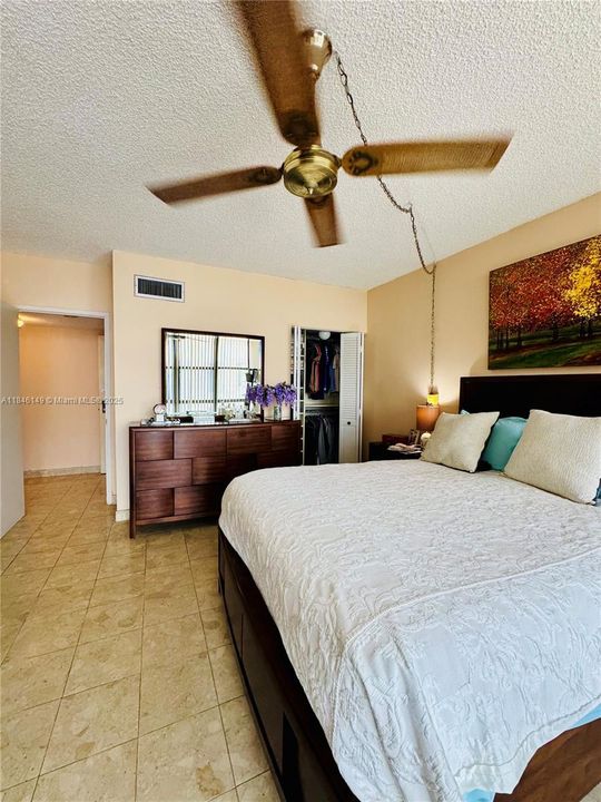 For Sale: $310,555 (2 beds, 2 baths, 1043 Square Feet)