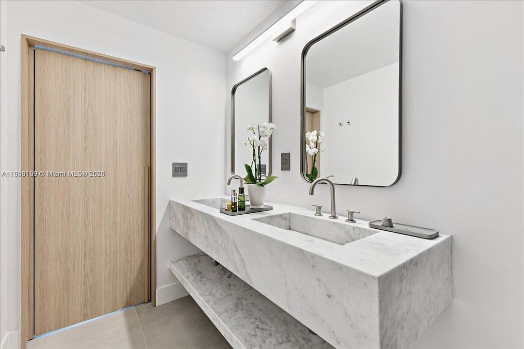 Vendido Recientemente: $1,650,000 (2 camas, 2 baños, 1333 Pies cuadrados)