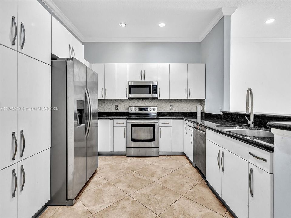 На продажу: $699,000 (5 спален, 2 ванн, 2042 Квадратных фут)