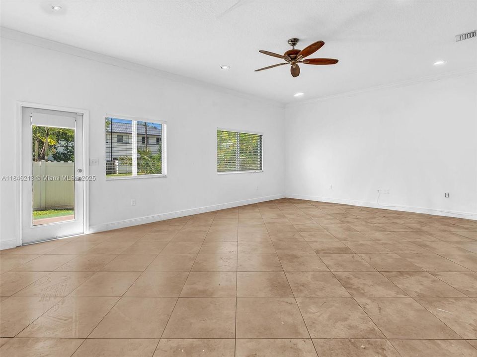 На продажу: $699,000 (5 спален, 2 ванн, 2042 Квадратных фут)