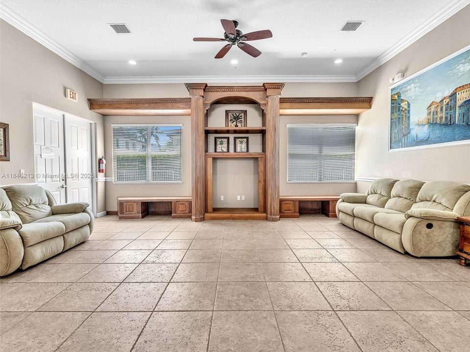 На продажу: $699,000 (5 спален, 2 ванн, 2042 Квадратных фут)