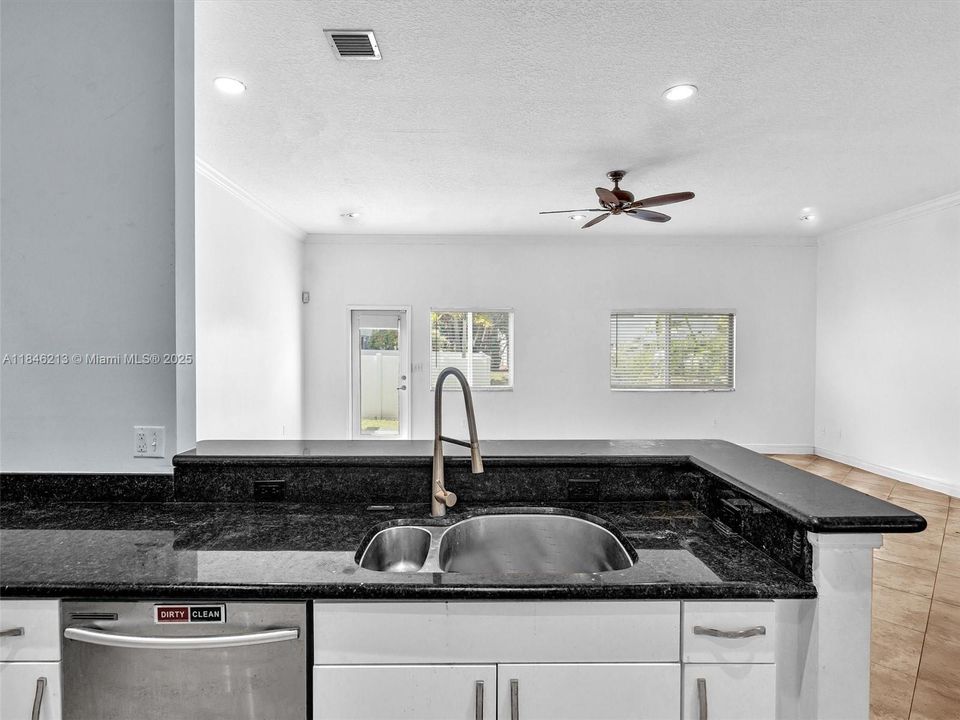 На продажу: $699,000 (5 спален, 2 ванн, 2042 Квадратных фут)