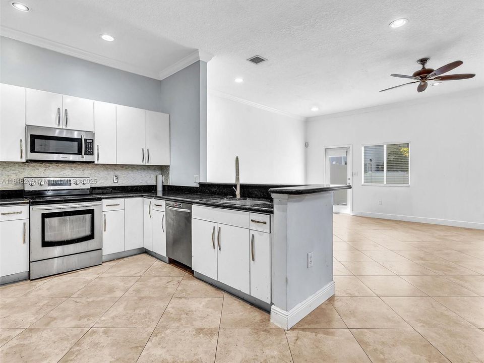 На продажу: $699,000 (5 спален, 2 ванн, 2042 Квадратных фут)