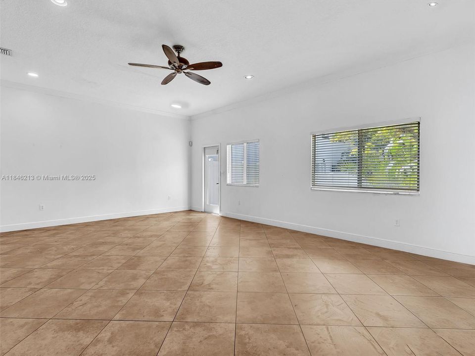 На продажу: $699,000 (5 спален, 2 ванн, 2042 Квадратных фут)