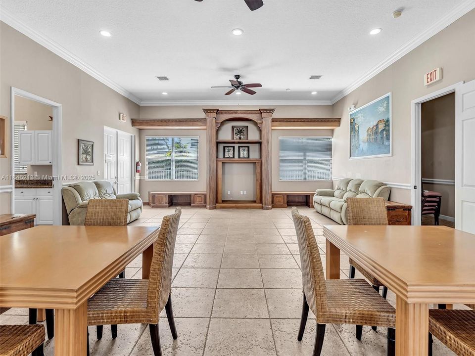 На продажу: $699,000 (5 спален, 2 ванн, 2042 Квадратных фут)