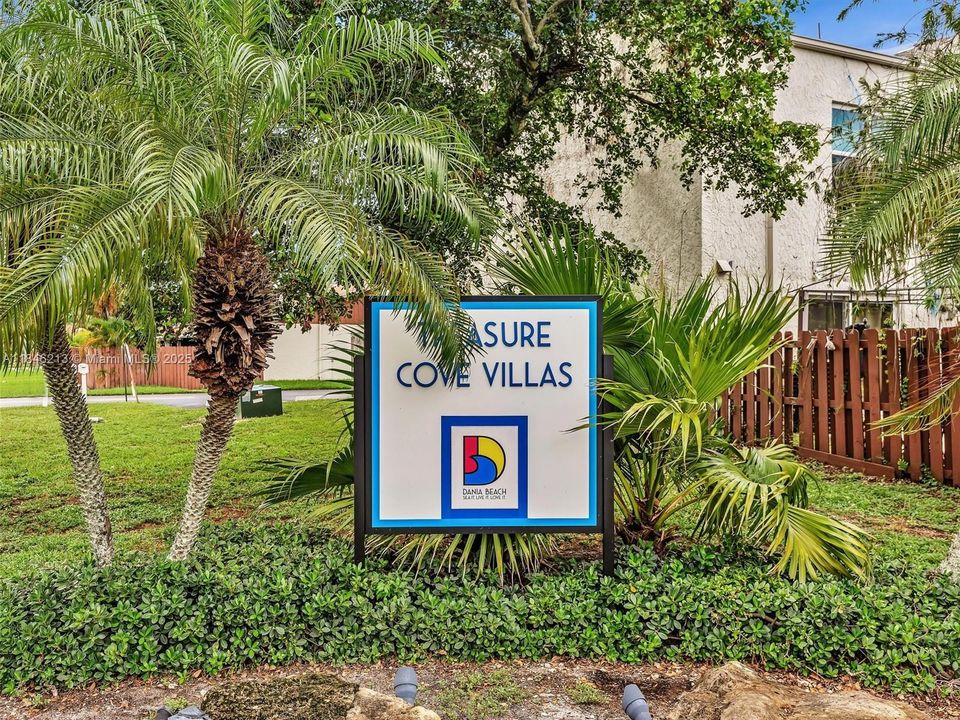 На продажу: $699,000 (5 спален, 2 ванн, 2042 Квадратных фут)