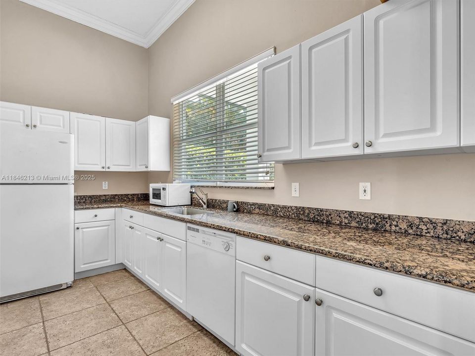 На продажу: $699,000 (5 спален, 2 ванн, 2042 Квадратных фут)