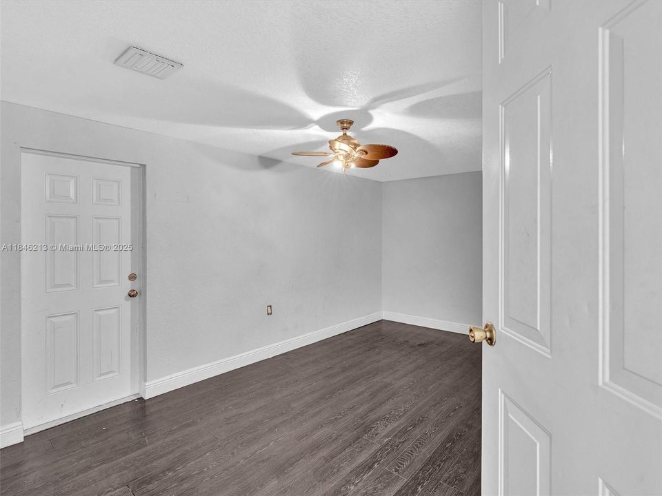 На продажу: $699,000 (5 спален, 2 ванн, 2042 Квадратных фут)