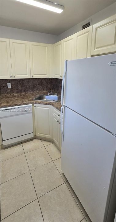 Active With Contract: $1,600 (1 beds, 1 baths, 650 Square Feet)