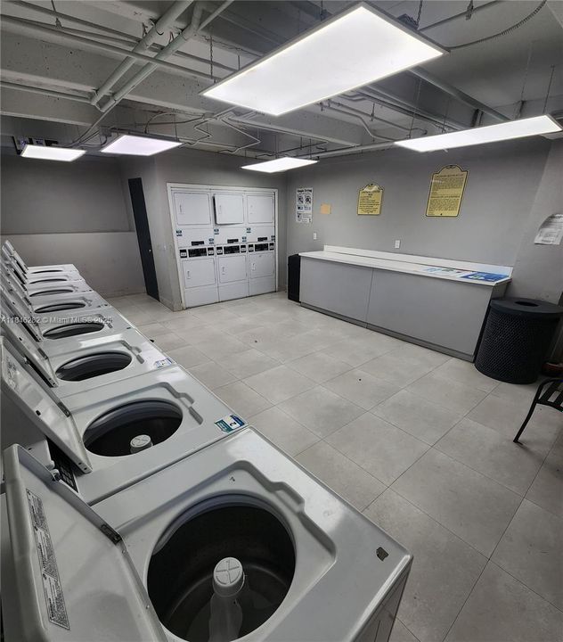 Active With Contract: $1,600 (1 beds, 1 baths, 650 Square Feet)