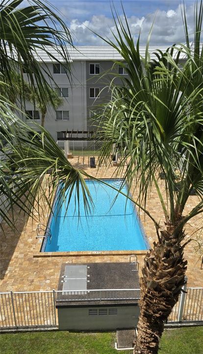 Active With Contract: $1,600 (1 beds, 1 baths, 650 Square Feet)