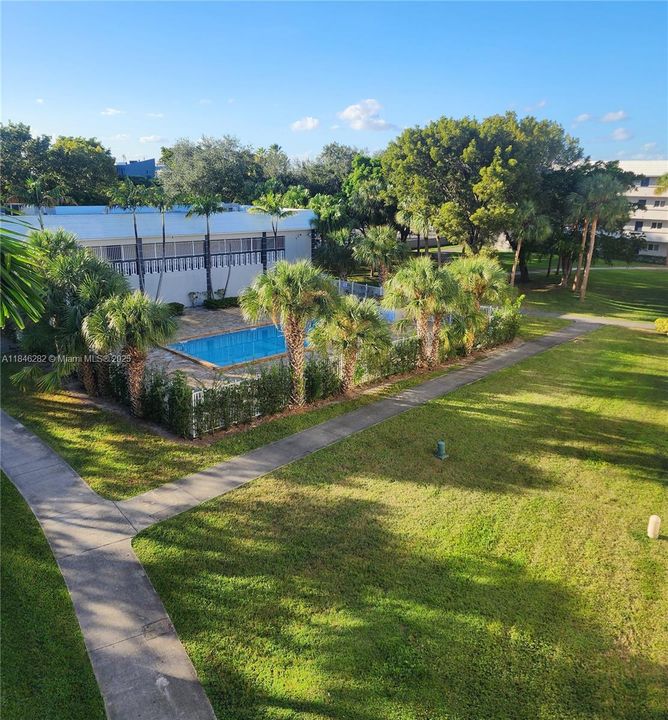 Active With Contract: $1,600 (1 beds, 1 baths, 650 Square Feet)