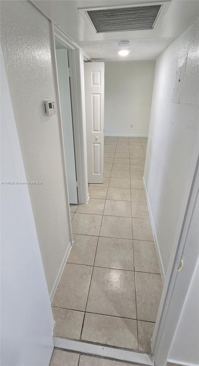 Active With Contract: $1,600 (1 beds, 1 baths, 650 Square Feet)