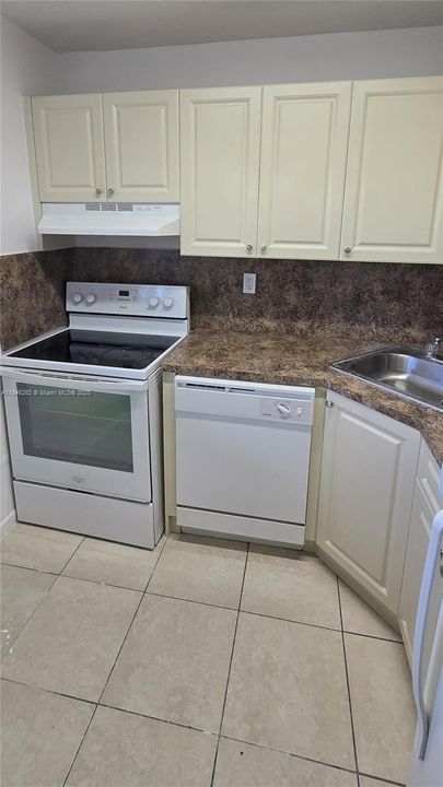 Active With Contract: $1,600 (1 beds, 1 baths, 650 Square Feet)