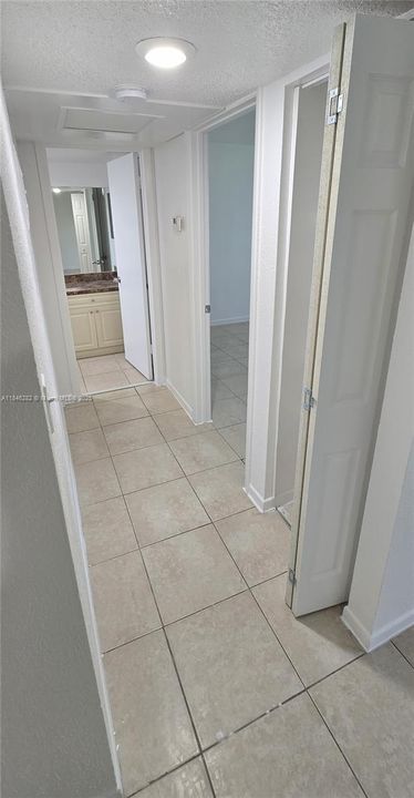 Active With Contract: $1,600 (1 beds, 1 baths, 650 Square Feet)