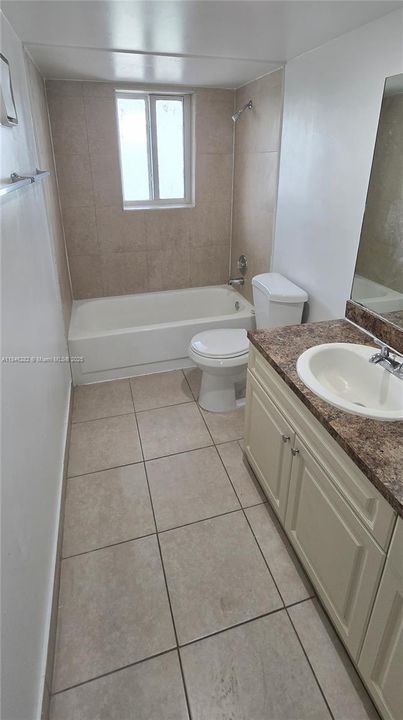 Active With Contract: $1,600 (1 beds, 1 baths, 650 Square Feet)