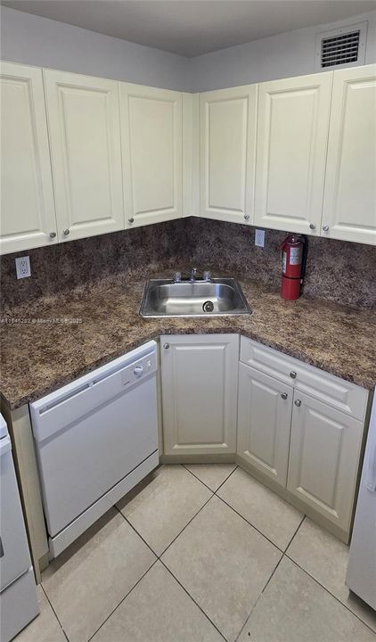 Active With Contract: $1,600 (1 beds, 1 baths, 650 Square Feet)