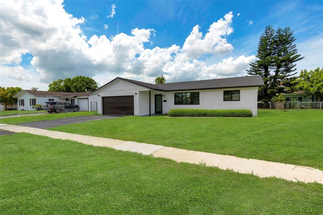 Recently Sold: $465,000 (3 beds, 2 baths, 1269 Square Feet)