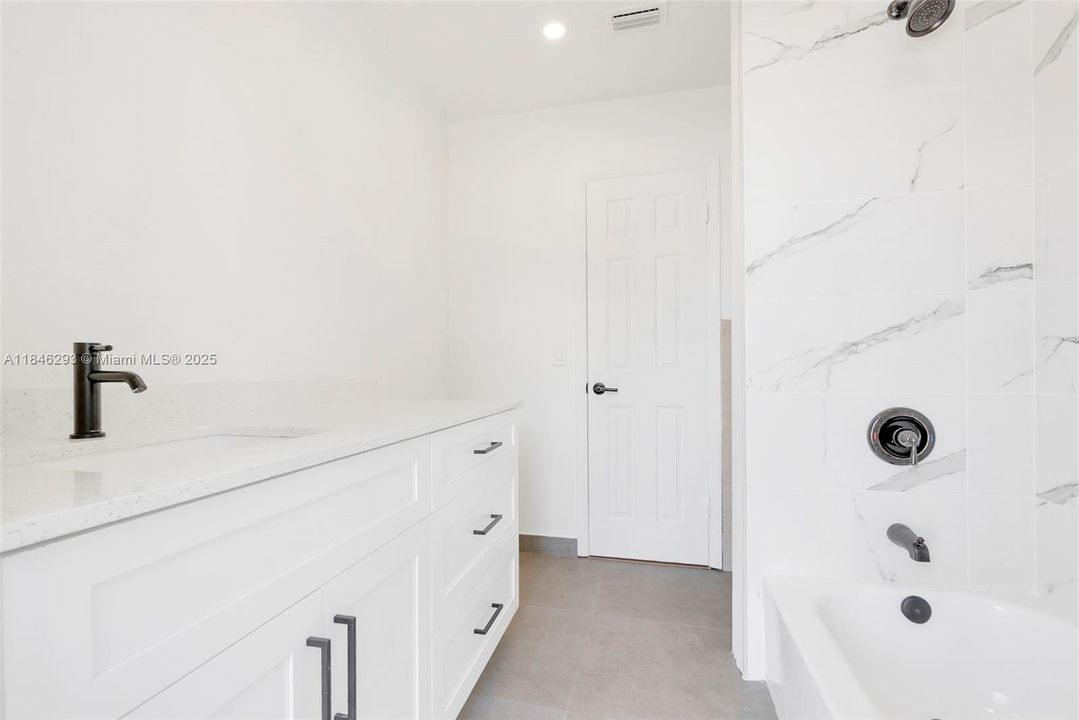 Recently Sold: $465,000 (3 beds, 2 baths, 1269 Square Feet)