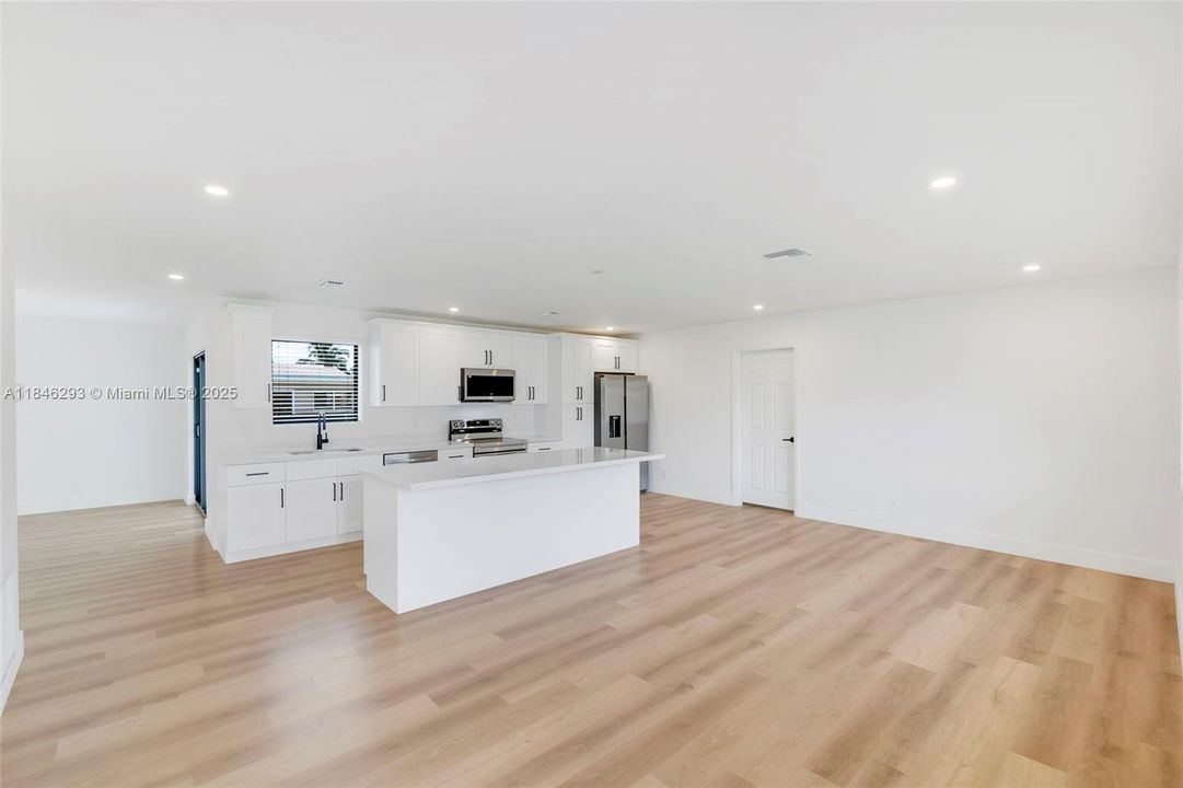 Recently Sold: $465,000 (3 beds, 2 baths, 1269 Square Feet)