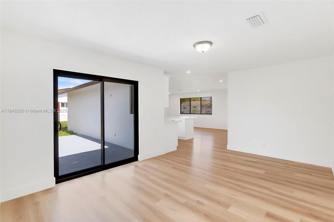 Recently Sold: $465,000 (3 beds, 2 baths, 1269 Square Feet)