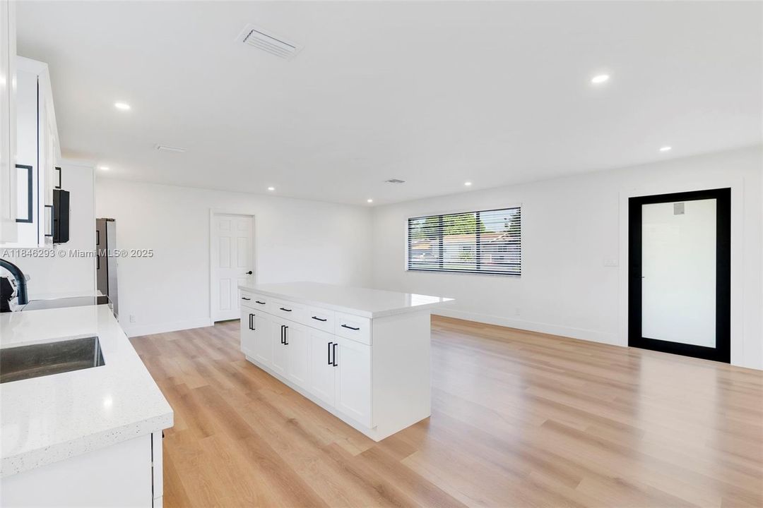 Recently Sold: $465,000 (3 beds, 2 baths, 1269 Square Feet)