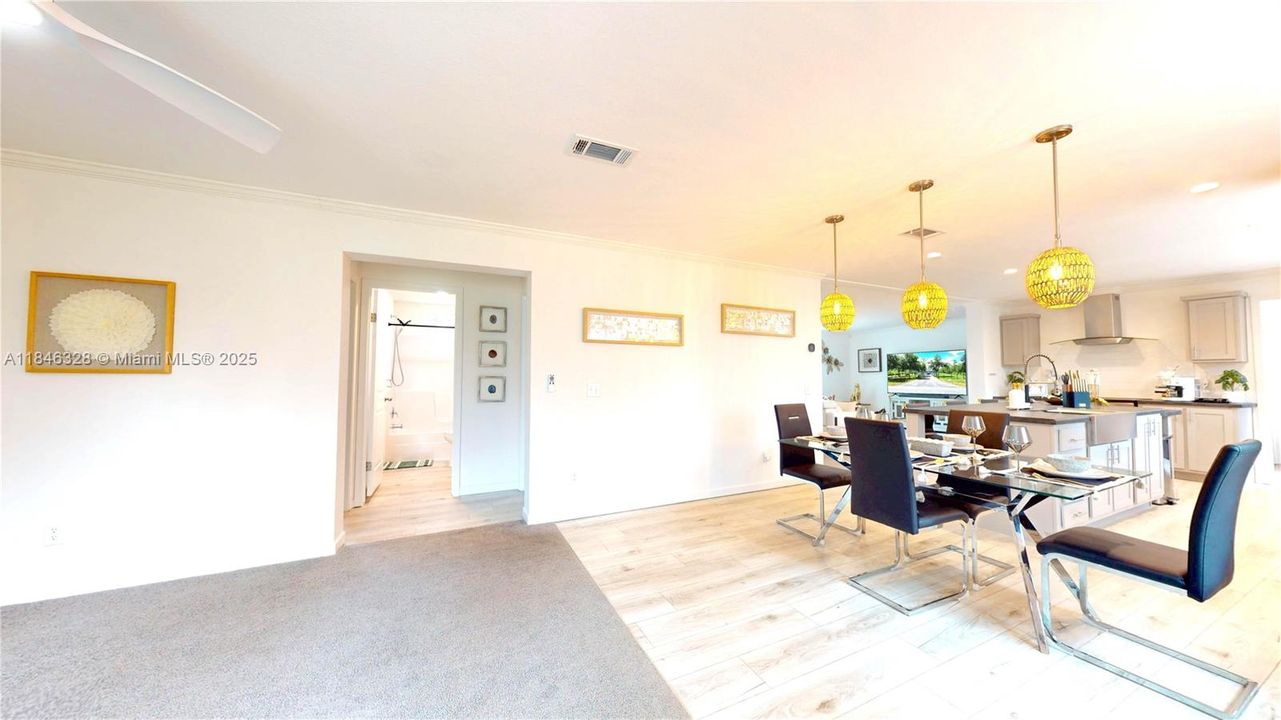 最近售出: $299,999 (3 贝兹, 2 浴室, 1600 平方英尺)