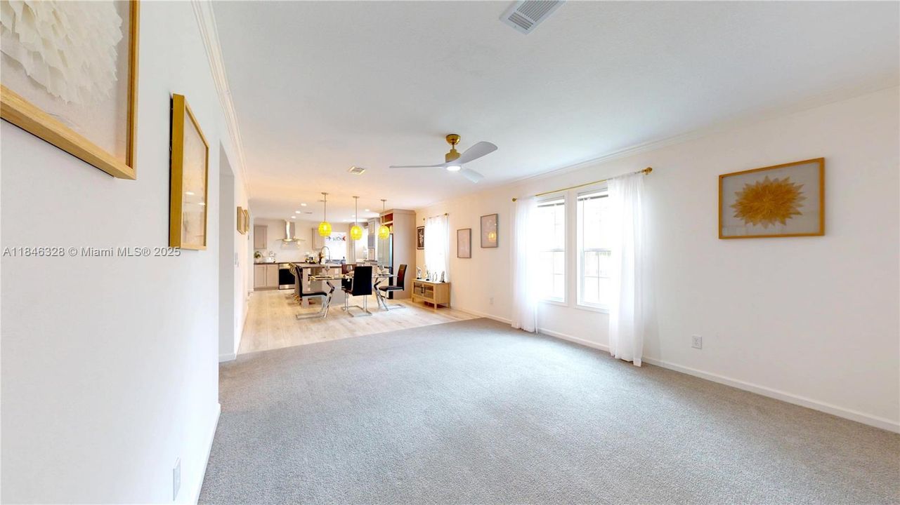 最近售出: $299,999 (3 贝兹, 2 浴室, 1600 平方英尺)