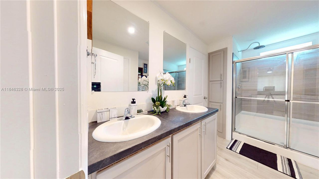 最近售出: $299,999 (3 贝兹, 2 浴室, 1600 平方英尺)