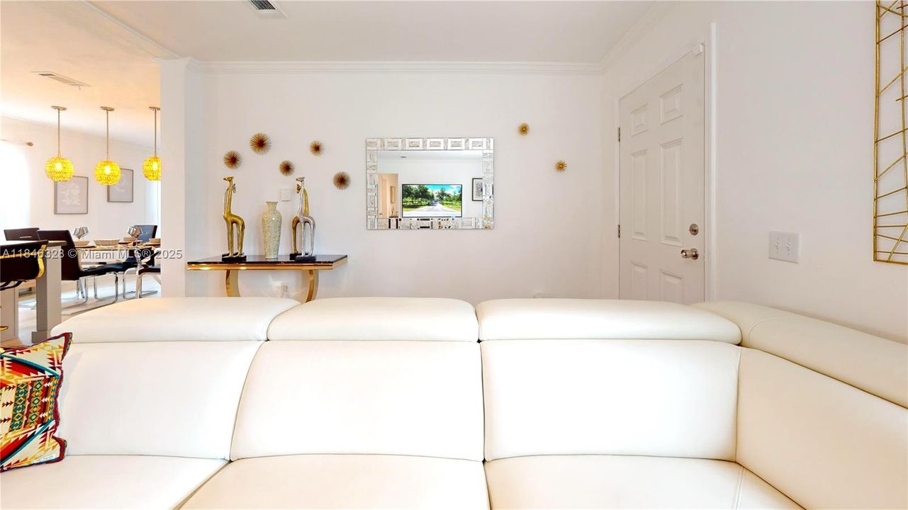 最近售出: $299,999 (3 贝兹, 2 浴室, 1600 平方英尺)