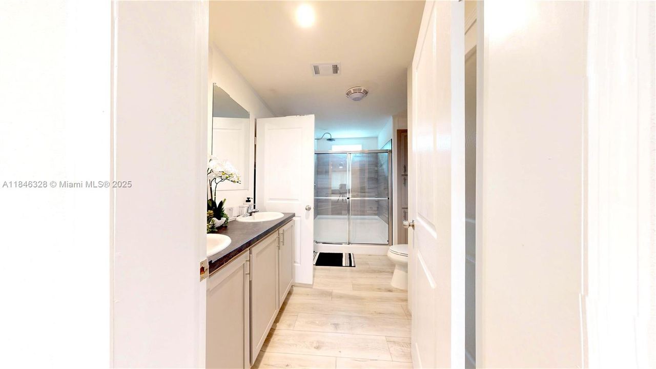 最近售出: $299,999 (3 贝兹, 2 浴室, 1600 平方英尺)