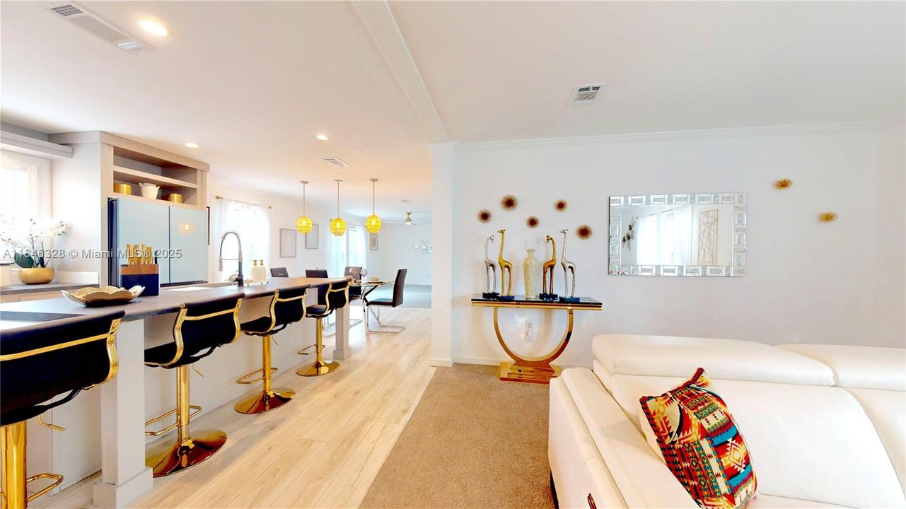 最近售出: $299,999 (3 贝兹, 2 浴室, 1600 平方英尺)