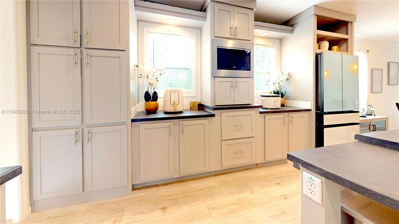 最近售出: $299,999 (3 贝兹, 2 浴室, 1600 平方英尺)