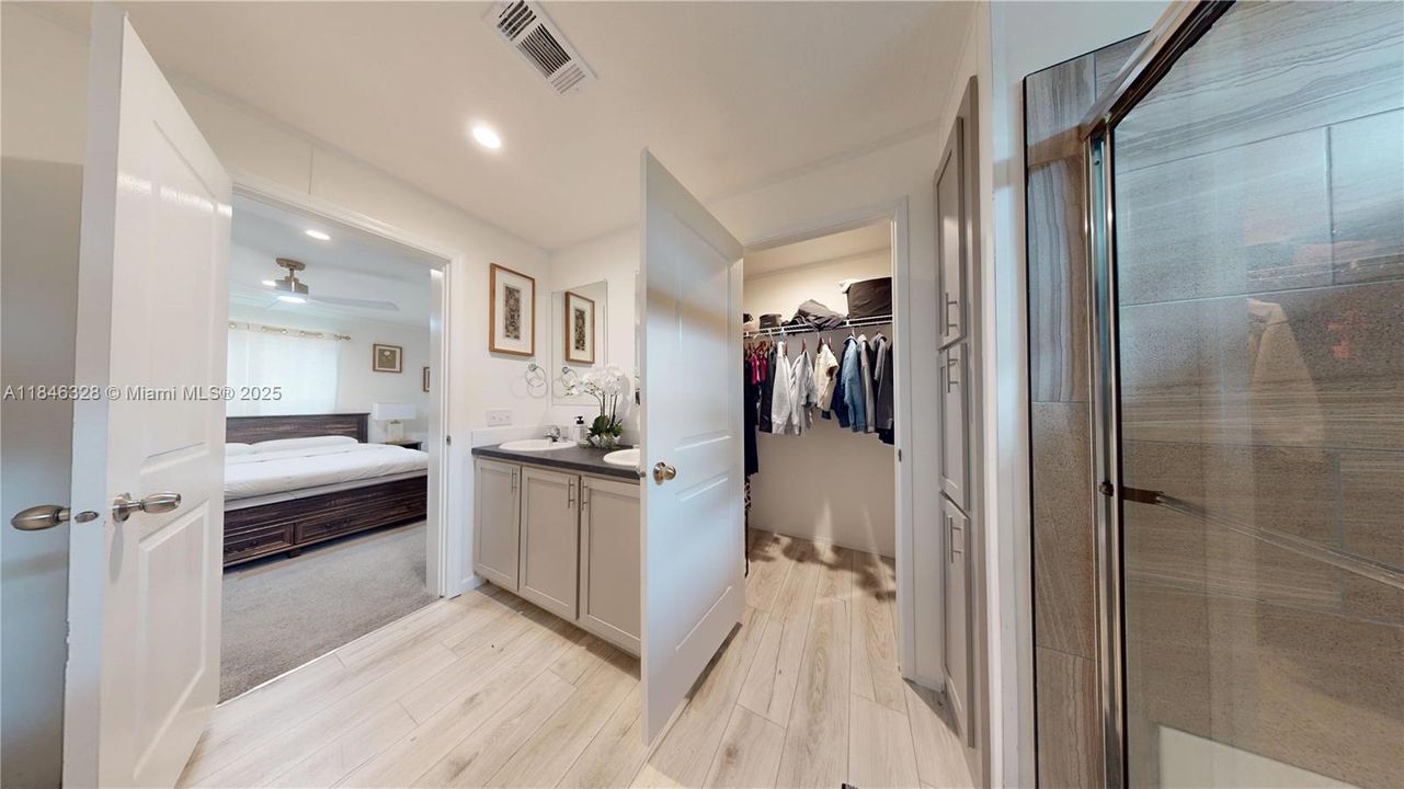 最近售出: $299,999 (3 贝兹, 2 浴室, 1600 平方英尺)