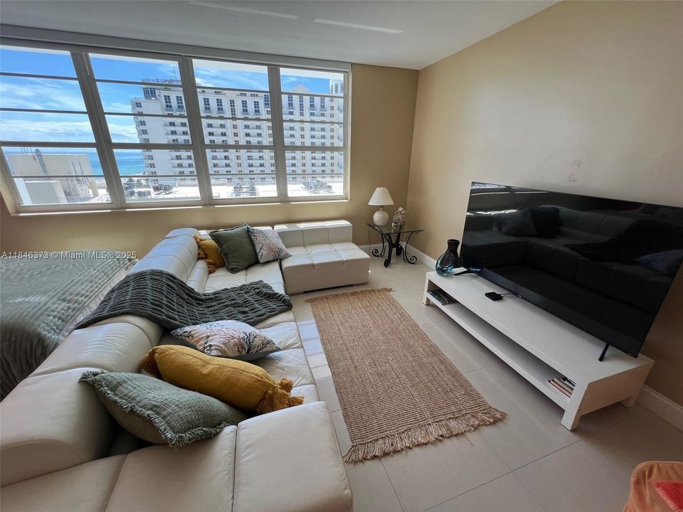 For Sale: $420,000 (0 beds, 1 baths, 550 Square Feet)