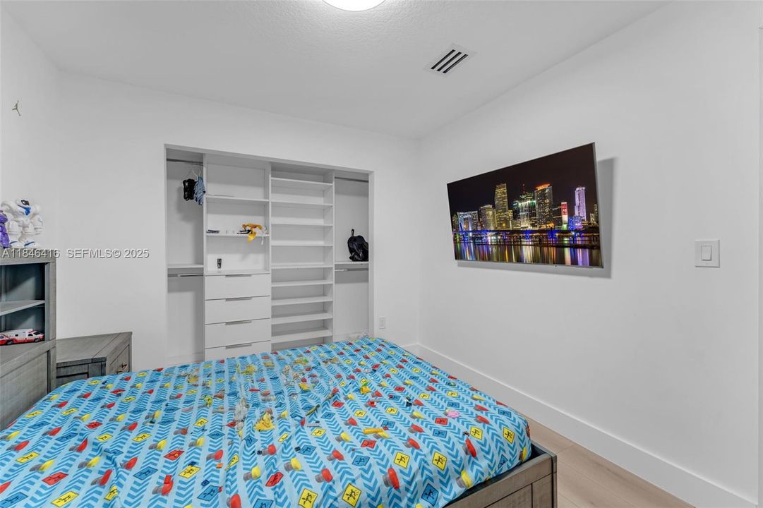 Под контрактом: $849,999 (4 спален, 3 ванн, 1832 Квадратных фут)