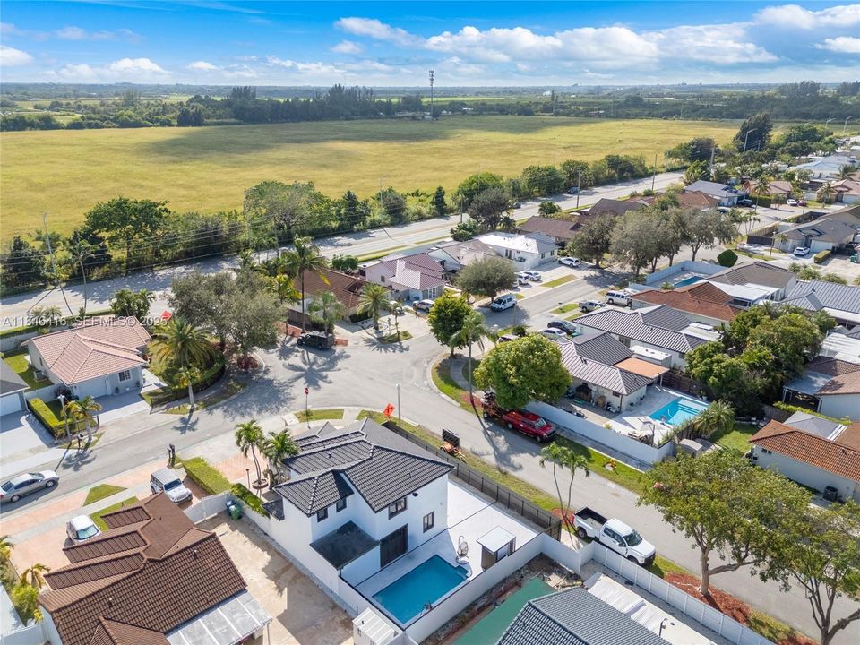 Под контрактом: $849,999 (4 спален, 3 ванн, 1832 Квадратных фут)