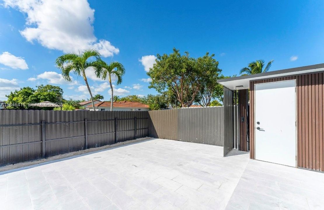 Под контрактом: $849,999 (4 спален, 3 ванн, 1832 Квадратных фут)