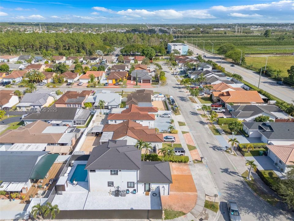 Под контрактом: $849,999 (4 спален, 3 ванн, 1832 Квадратных фут)