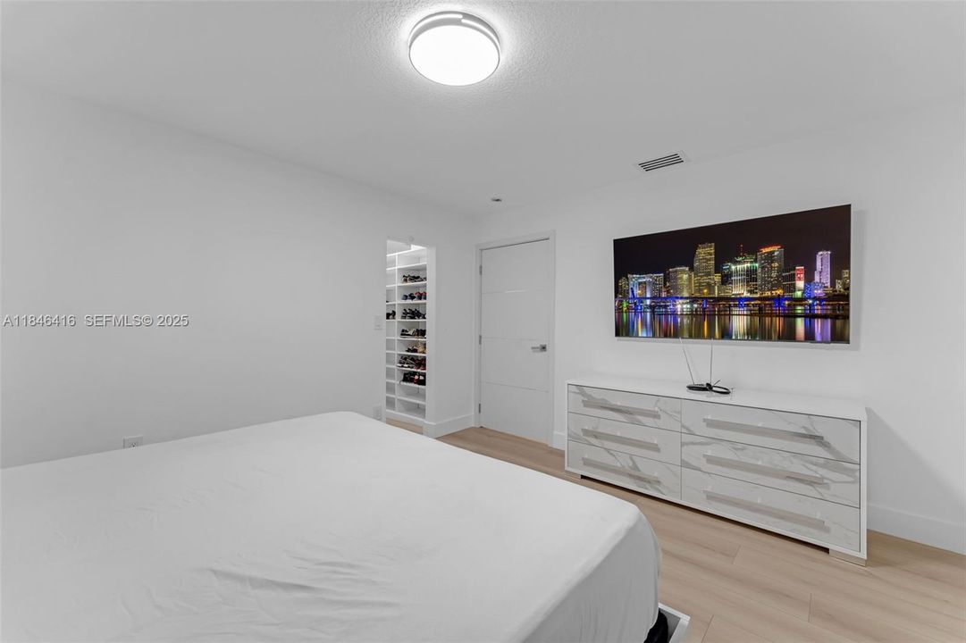 Под контрактом: $849,999 (4 спален, 3 ванн, 1832 Квадратных фут)