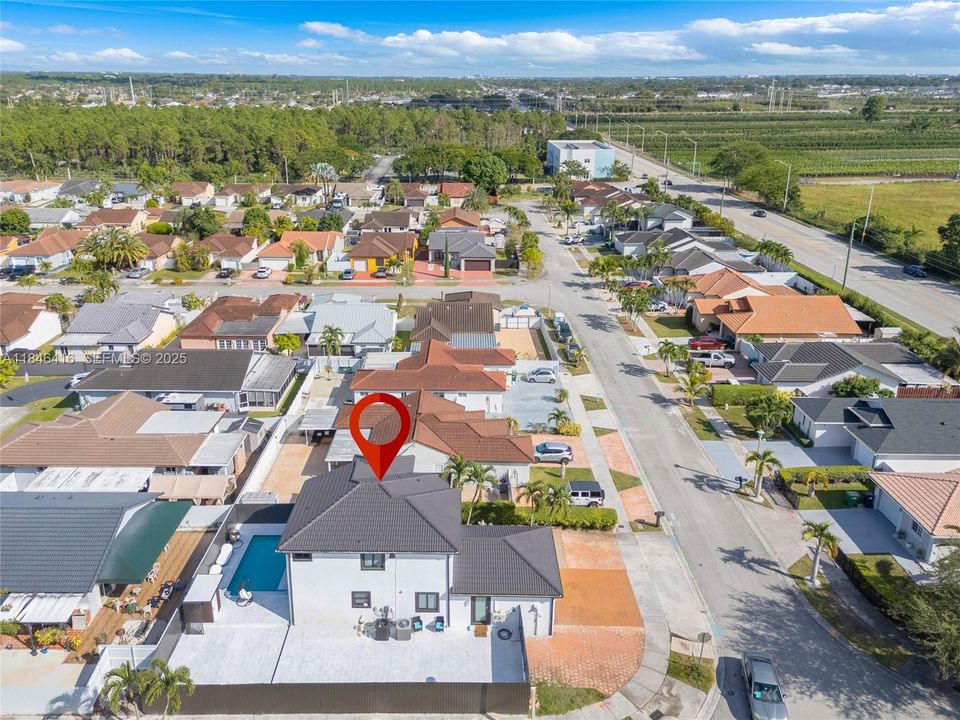 Под контрактом: $849,999 (4 спален, 3 ванн, 1832 Квадратных фут)