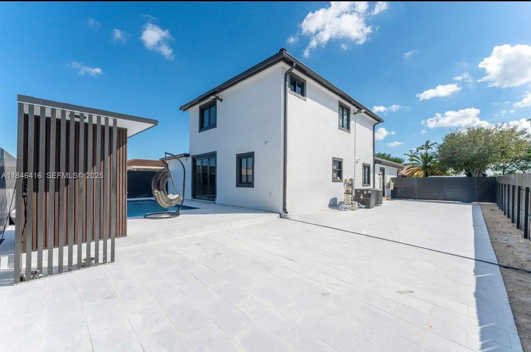 Под контрактом: $849,999 (4 спален, 3 ванн, 1832 Квадратных фут)